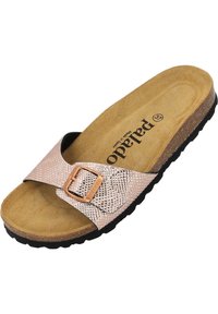 Rosen-guld slide sandal med en strukturerad ovansida, justerbar spänne och vadderad sula. Svart gummisula med en lätt lyft.