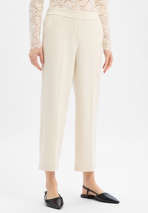 - Spodnie materiałowe