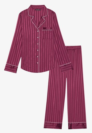 Conjunto de pijama burdeos en tejido sedoso con rayas blancas, que incluye una camisa abotonada con bolsillo y pantalones a juego con cintura elástica.