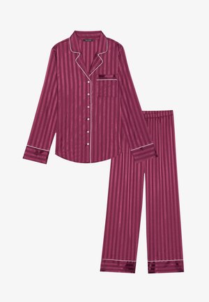 Conjunto de pijama burdeos en tejido sedoso con rayas blancas, que incluye una camisa abotonada con bolsillo y pantalones a juego con cintura elástica.
