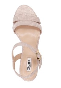 Sandale à talons hauts rose pâle avec un design de bride texturée, un bout ouvert et une fermeture à boucle. Présente une doublure intérieure douce et une semelle intérieure de marque.