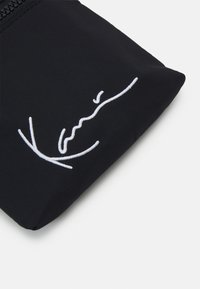Karl Kani SIGNATURE POUCH BAG UNISEX - Borsa a tracolla - black