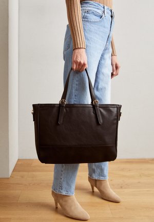 Dunkelbraune Leder-Shopper-Tasche mit zwei Griffen, strukturiertem Design und glatter Textur. Verfügt über goldfarbene Beschläge und eine Fronttasche.
