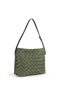 Borsa tessuta verde oliva con un corpo in tessuto testurizzato e manico in pelle nera. Presenta una forma rettangolare e un design con fondo piatto.