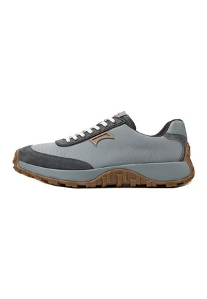 Niedriger grauer Sneaker mit weißen Schnürsenkeln, brauner Gummisohle, Wildleder-Zehenkappe und strukturiertem Stoffobermaterial mit seitlichem Logodetail.