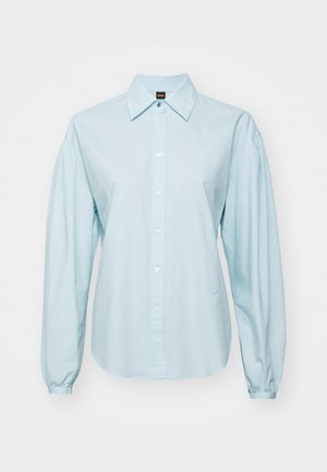 Lichtblauw overhemd met lange, opgeblaasde mouwen, gemaakt van gladde stof, voorzien van een klassieke kraag en een subtiel logo aan de zoom.