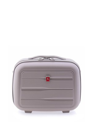 Maleta de viaje rígida de color gris claro con líneas horizontales texturizadas, cierre de cremallera, asa superior y pequeña placa con el logo rojo en el panel frontal.