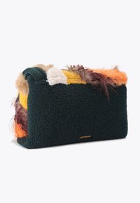 Faux fur clutch bag in donkergroen met multikleurige accenten van geel, oranje en crème. Zachte textuur met een rechthoekige vorm en bovenklep.
