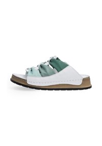 Stijlvolle sandalen met witte en teal stof en een geknoopte uitstraling, tegen een effen witte achtergrond, die hun moderne look benadrukken.