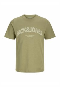 Olijfgroene t-shirt van zachte stof, met een ronde hals, korte mouwen en gedurfde, lichte "JACK & JONES" tekst over de voorkant.