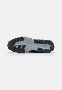 ASICS GEL-QUANTUM 90 3 - Sapatos para corrida em estrada - black/mantle green