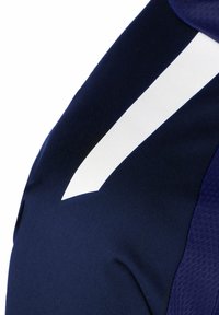 Marineblaues Sportshirt mit strukturiertem Stoff, einem eleganten weißen, schrägen Design auf der Vorderseite und einem atmungsaktiven Mesh-Bereich an der Seite.