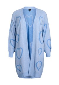 Svetlomodrý sveter s voľným strihom, otvoreným predným dielom a textúrovaným úpletom s tmavomodrými srdcovými vzormi po celom povrchu.