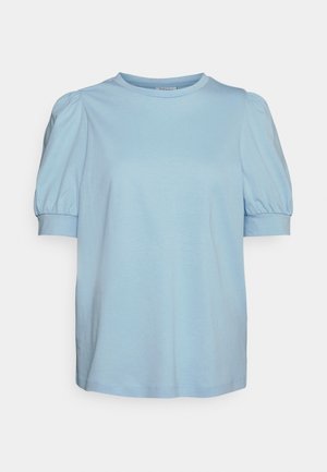 Camisa de manga corta azul claro con mangas abullonadas y escote redondo sobre un fondo liso.