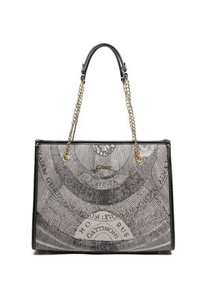 Rechteckige Handtasche mit schwarzem Rand, goldenen Kettenhenkeln und detailliertem monochromem Drucktext sowie Mustern auf der Vorderseite.