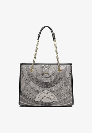 Rechthoekige handtas met zwarte afwerking, gouden kettinghengsels en gedetailleerde monochrome afgedrukte tekst en patronen op het voorpaneel.