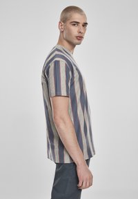 Urban Classics PRINTED OVERSIZED BOLD STRIPE TEE - Apdrukāts T-krekls - darkshadow