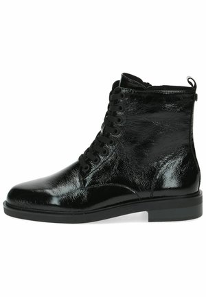 Bottines noires avec une finition en cuir verni brillant, bout rond, devant à lacets et semelle en caoutchouc basse. Présente une languette à l'arrière.