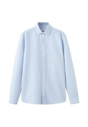 Jasnoniebieska, koszula z długim rękawem zapinana na guziki, z delikatnymi pionowymi paskami i klasycznym kołnierzem, rozłożona płasko na białym tle.