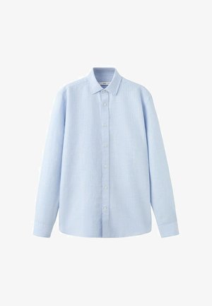 Camisa azul claro de manga larga con botones, con sutiles rayas verticales y cuello clásico, extendida en plano sobre un fondo blanco.