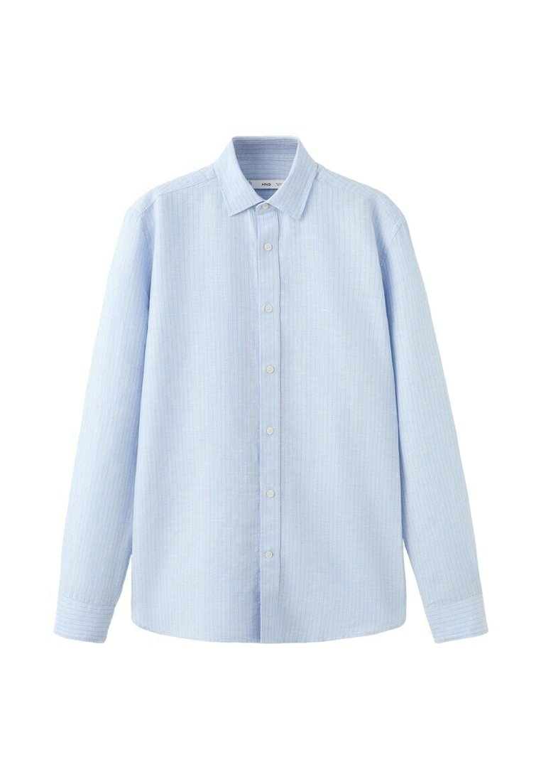 Chemise bleu clair à manches longues, boutonnée, avec de subtiles rayures verticales et un col classique, étalée à plat sur un fond blanc.