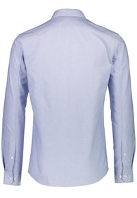 Camicia azzurra chiaro a maniche lunghe con colletto a punta, texture liscia e polsini abbottonati, con orlo curvato sul retro.