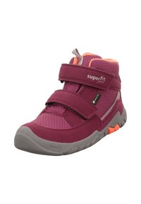 Zapatillas moradas de media caña con correas de Velcro, patrones texturizados, suela gris y acentos naranjas. Presentan un material transpirable y un cuello acolchado.
