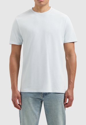 Helles blaues Baumwoll-T-Shirt mit kurzen Ärmeln, Rundhalsausschnitt und glatter Textur. Einfaches Design, keine sichtbaren Muster oder Akzente.
