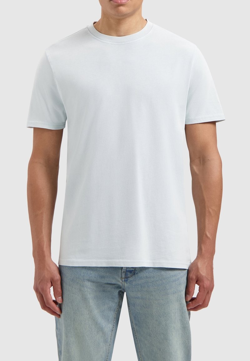 Lichtblauwe katoenen t-shirt met korte mouwen, ronde hals en een gladde textuur. Eenvoudig ontwerp, geen zichtbare patronen of accenten.