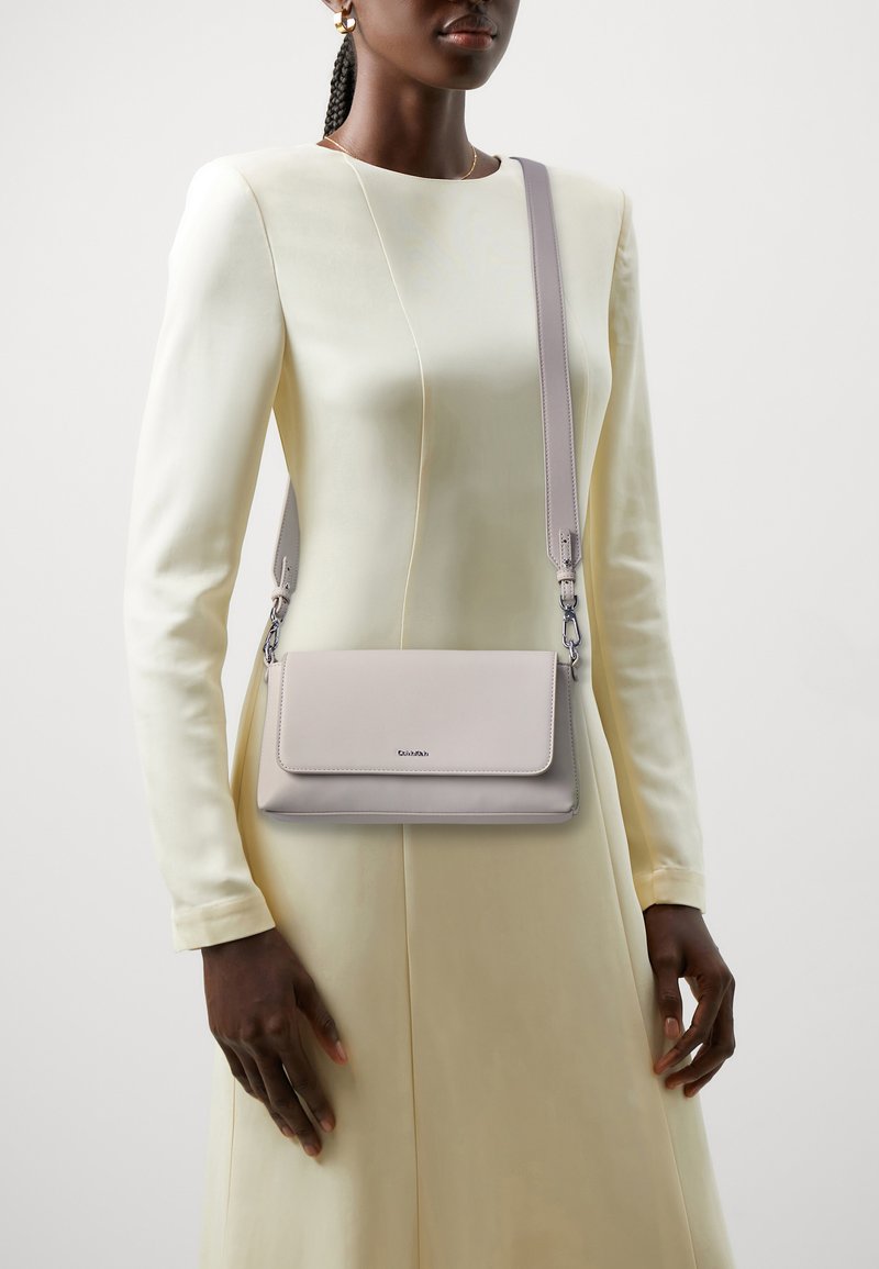 Calvin Klein - MUST SHOULDER BAG - Rankinė - sand pebble, Padidinti