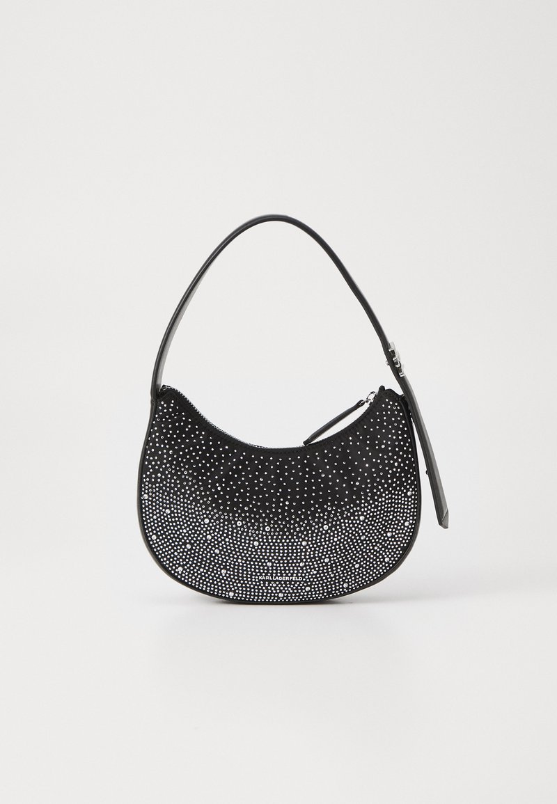 Melnā rokassoma ar noapaļotu, izliekta dizaina, rotāta ar sudraba kniedēm, teksturētu virsmu un vienu siksnu nēsāšanai.