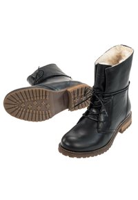 Botas de tobillo de cuero negro con un diseño de cordones, interior de borreguillo, suela de goma con patrones de tracción y un tacón de madera bajo.