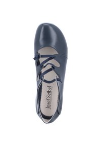 Chaussure en cuir bleu marine avec un bout arrondi, des découpes décoratives et des lacets navy. Semelle intérieure douce avec la marque visible.