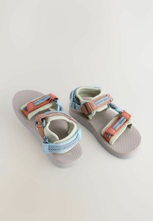 Reguliuojamos dviejų spalvų šlepetės su tekstūruotu pilku padu, turinčiomis mėlynus ir oranžinius dirželius bei paminkštintą vidų komfortui.