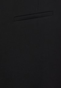 Černá látka s jemnou texturou a jednou náprsní kapsou. Design je hladký a konzistentní, bez viditelných vzorů nebo akcentů.