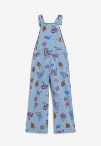 Salopette in denim blu con motivi colorati di frutta e farfalle. Dotata di spalline regolabili, tasca frontale e design a gamba larga.