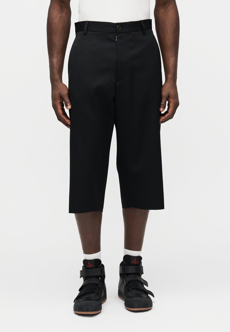 Pantaloni scurți negri, dintr-un material neted, prevăzuți cu închidere frontală cu nasturi, buzunare laterale și design simplu.