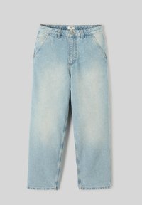 Jeans en denim bleu clair avec une coupe droite, cinq poches et une fermeture à bouton. Présentent une texture délavée et des coutures visibles.