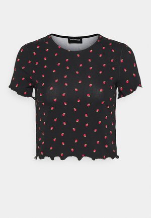 Černé zkrácené tričko s krátkými rukávy a vlnitým lemem. Obsahuje rozptýlenou výšivku jahod v červené a zelené barvě po celém povrchu.