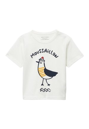 T-shirt blanc pour tout-petit avec une mouette dessinée en bande dessinée portant un t-shirt rayé et un chapeau, avec le mot "MOUSSAILLON" au-dessus et des lignes ondulées en dessous.