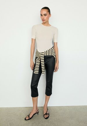 Massimo Dutti, LEATHER CAPRIS - Pantaloni di pelle - black