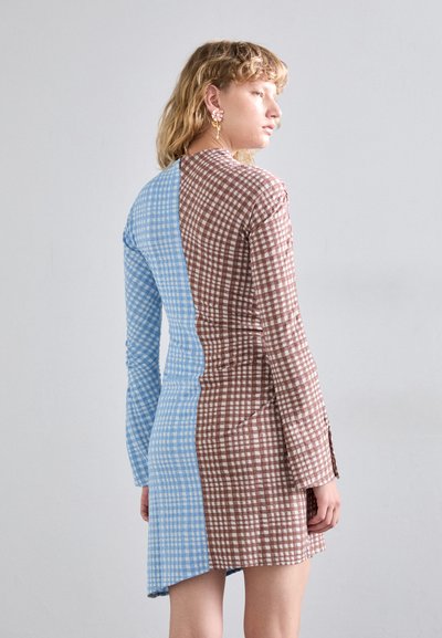 Stine Goya FELINE CHECKERED - Vestido de punto - brown