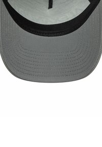 Grauem Baseball-Cap mit flacher Krempe. Verfügt über einen schwarzen Unterrand und strukturierten Stoff. Gestickte Details entlang der Kanten und der Krone.