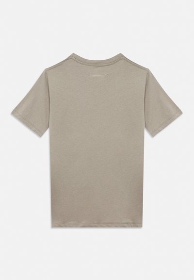 Μπεζ κοντομάνικη μπλούζα με στρογγυλή λαιμόκοψη, απλή πίσω όψη και διακριτική ραφή κάτω από τη γραμμή του λαιμού.