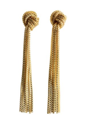 Goldene Tassel-Ohrringe mit einer geknoteten Oberseite und langen, fließenden Strängen aus verlinkten Metallsquares. Glatte Textur mit glänzender Oberfläche.