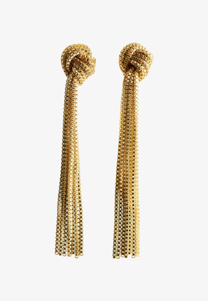 Gouden kettingtassel oorbellen met een geknoopte bovenkant en lange, vloeiende strengen van verbonden metalen vierkanten. Soepele textuur met een glanzende afwerking.