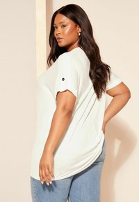 Curves Like These TURN BACK SLEEVE - Blūze - ivory