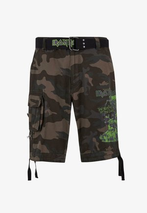 Camo Cargo-Shorts in Dunkelgrün und Braun mit einem grünen Grafikdruck, Seitentaschen und einem schwarzen Gürtel mit grüner Schrift am Bund.