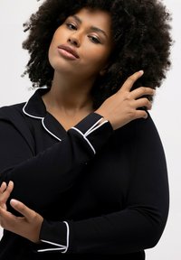 Ulla Popken PIPED ACCENT LAPEL COLLAR  - Camisón - black