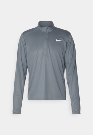 T-shirt de performance Nike gris à manches longues avec un col zippé à quart. Fabriqué en tissu lisse et léger, il présente un petit logo blanc sur la poitrine.